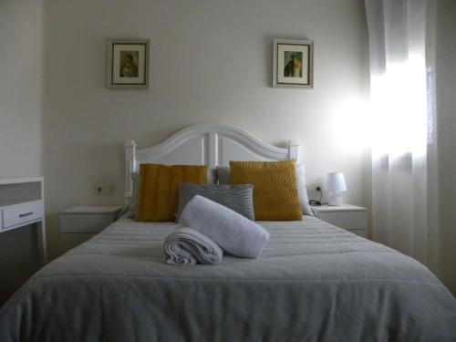 庞特维德拉Casa Saladina的一间卧室配有一张床,上面有两条毛巾