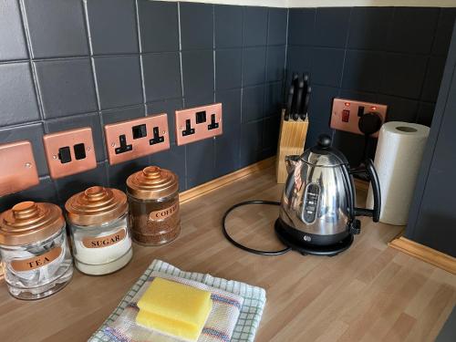 DersinghamRambler’s Retreat的厨房柜台配有茶壶和香料