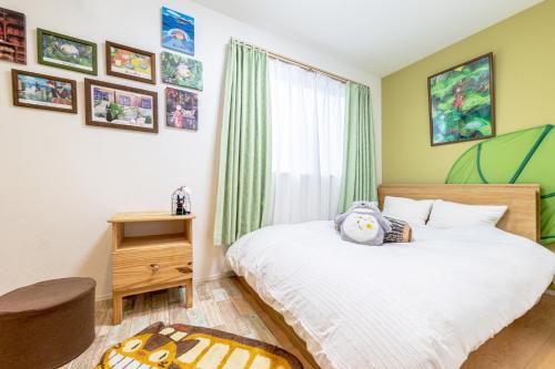 东京CuteFamilyHouse! 3LDK 6minShinjuku 3minJRsta Cozy,Fun,Bright! KidsFree Under6yrs的一间卧室设有一张床和一个窗口