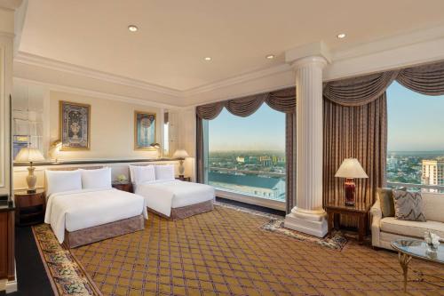 泗水泗水JW万豪酒店的酒店客房设有两张床和大窗户。