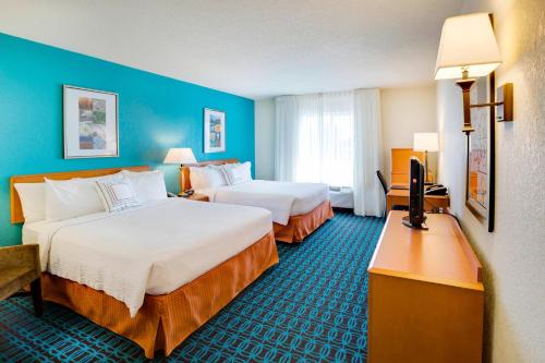 南希尔南希尔I-85费尔菲尔德客栈及套房酒店的酒店客房设有两张床和电视。