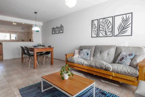 埃博森Alojamiento Amor Amarillo的客厅配有沙发和桌子