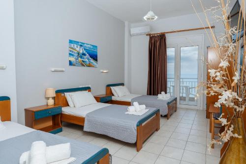 帕拉利亚卡泰里尼斯Hotel Galaxias的酒店客房设有两张床和一个阳台。