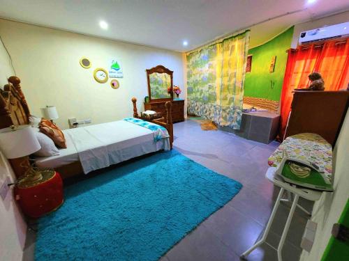 ChoiseulComfort Suites - Special的一间卧室配有一张床和蓝色地毯
