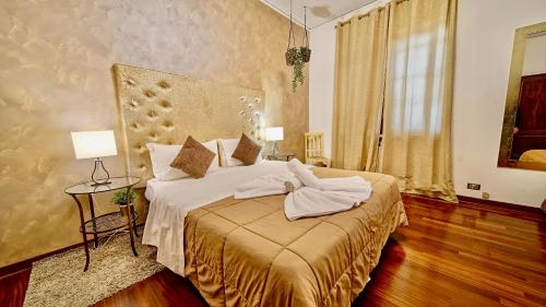 维罗纳Vitti's Home Verona的一间卧室配有一张带白色毛巾的床