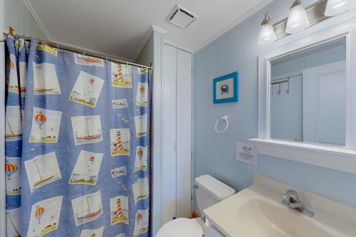 埃文Dancing Dolphin 106的浴室设有淋浴帘、卫生间和水槽