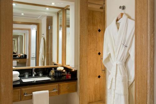 马拉喀什砾耶巴里尔勒纳欧拉酒店的浴室里挂着白色的长袍