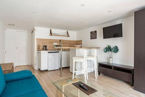 Ormesson-sur-MarneLogement quartier pavillonnaire的一间带蓝色沙发的客厅和一间厨房