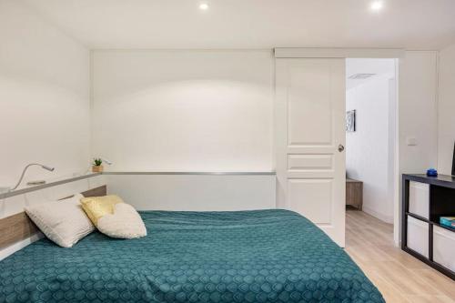 Ormesson-sur-MarneLogement quartier pavillonnaire的一间卧室配有带两个枕头的绿色床