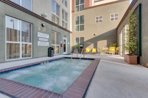 米尔布雷旧金山机场万豪费尔菲尔德客栈&套房酒店的一座建筑的庭院中的游泳池