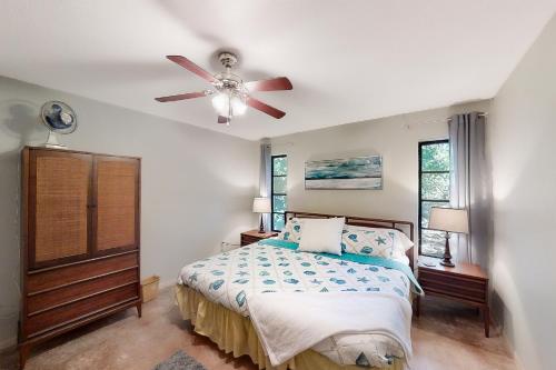 塔彭斯普林斯Cypress Run Daydream的一间卧室配有一张床和吊扇