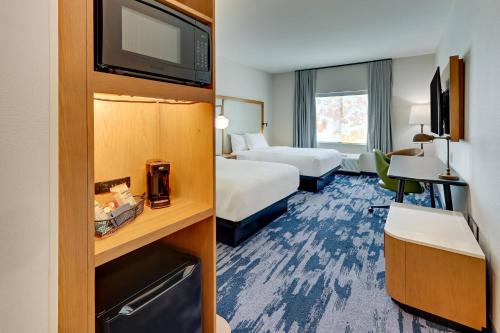 达拉斯Fairfield Inn & Suites by Marriott Dallas Love Field的酒店客房设有两张床和电视。
