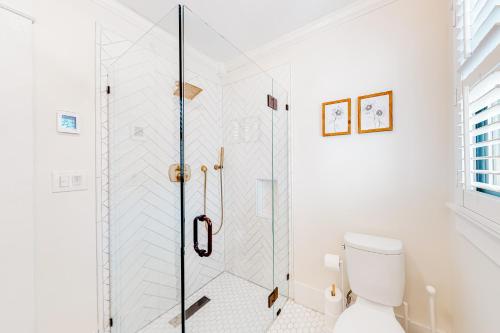纳什维尔Greenwood Getaway的带淋浴和卫生间的浴室