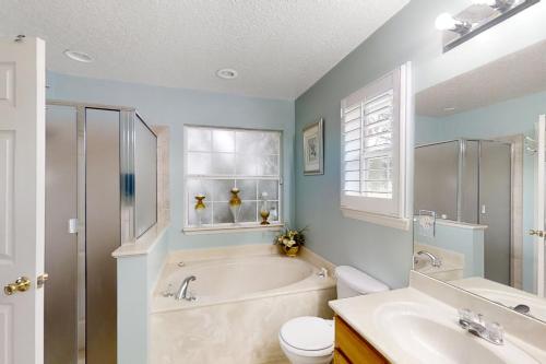 杰克逊维尔The Home on Tyson Lake Drive的带浴缸、卫生间和盥洗盆的浴室