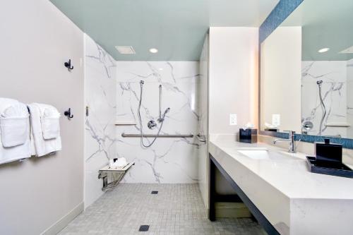 圣克鲁兹Marea Sol Hotel的一间带两个盥洗盆和淋浴的浴室