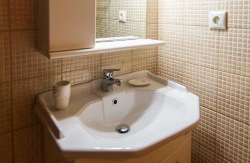 帕琉乔拉Annas Sea & City的浴室设有白色水槽和镜子