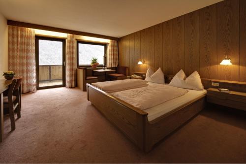 塞纳莱斯艾姆费尔斯酒店的酒店客房设有一张床、一张书桌和窗户。