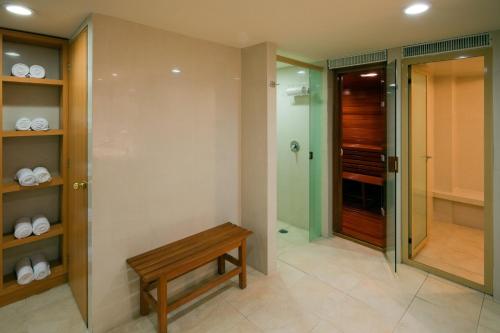 墨西哥城墨西哥城 - ​​贸易中心假日酒店的一间带长凳和步入式淋浴间的浴室