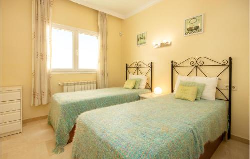 卡拉德米哈斯Awesome Home In Riviera Del Sol With House Sea View的一间卧室设有两张床和窗户。