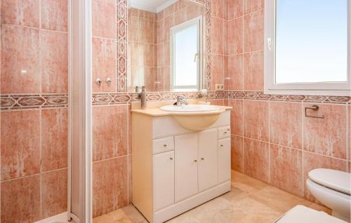卡拉德米哈斯Awesome Home In Riviera Del Sol With House Sea View的一间带水槽和卫生间的浴室