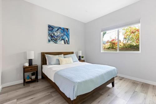 洛杉矶Adorable 3 bedroom with Jacuzzi & more的白色的卧室设有床和窗户
