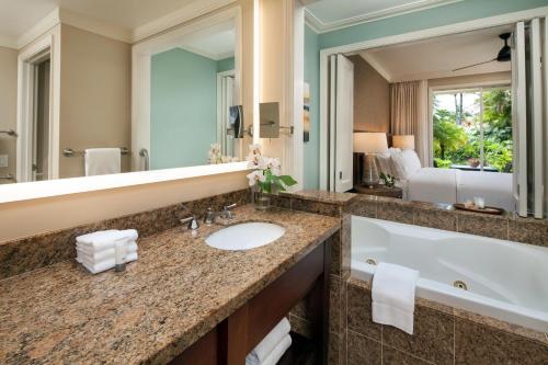 普林斯维尔威斯汀普林斯维尔海洋度假别墅酒店的一间带水槽、浴缸和镜子的浴室