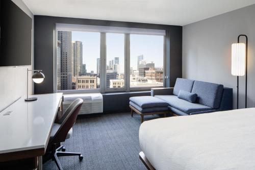 芝加哥芝加哥市中心/北河万怡酒店的酒店的客房 - 带一张床、椅子和窗户