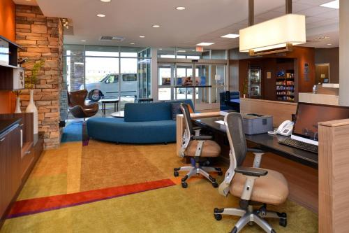 伍德兰伍德兰萨克拉门托机场万豪费尔菲尔德客栈的办公室设有蓝色的沙发、桌子和椅子