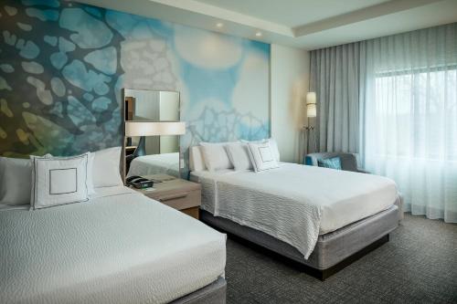 科瓦利斯科瓦利斯万怡酒店的酒店客房设有两张床和窗户。