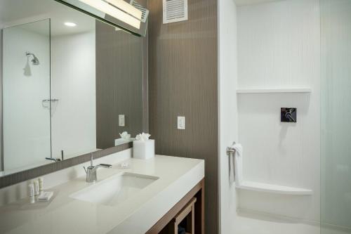 科瓦利斯科瓦利斯万怡酒店的白色的浴室设有水槽和镜子