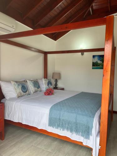 特雷热比奇Cozy Oceanfront Room Hidden Treasure的一间卧室配有一张木架大床