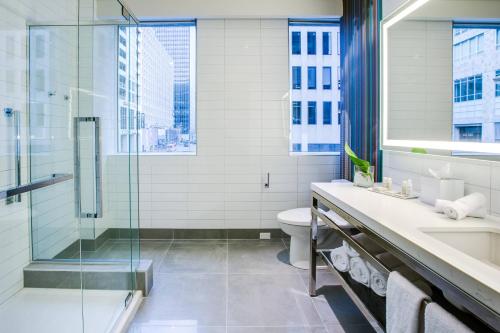蒙特利尔蒙特利尔市中心万丽酒店的一间带玻璃淋浴和卫生间的浴室