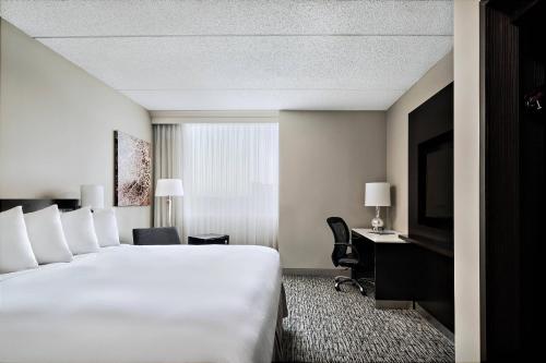 Warrensville Heights克利夫兰东区万豪酒店 的酒店客房设有一张白色大床和一张书桌
