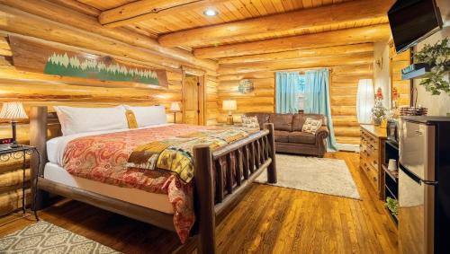 邦纳斯费里Dodge Peak Lodge的小木屋内一间卧室,配有一张床