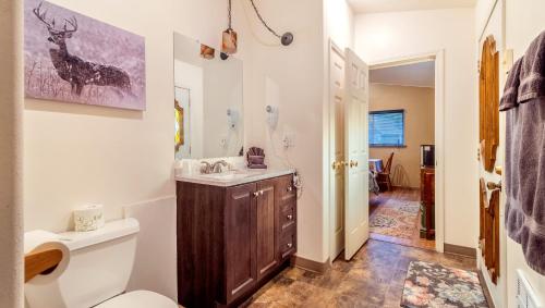 邦纳斯费里Dodge Peak Lodge的浴室设有白色卫生间、盥洗盆和卫生间。