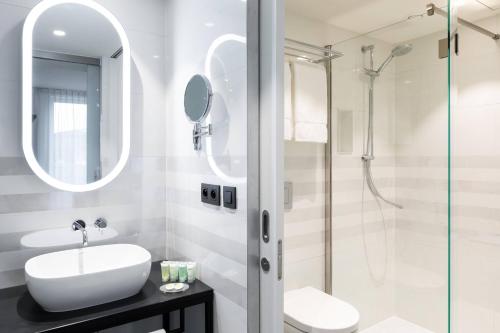 根特Residence Inn Ghent by Marriott的一间带水槽和淋浴的浴室