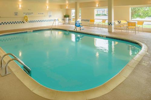 乔普林乔普林费尔菲尔德客栈的医院里的一个蓝色的大泳池