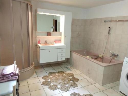 EngiGlärnisch Blick的带浴缸和盥洗盆的浴室