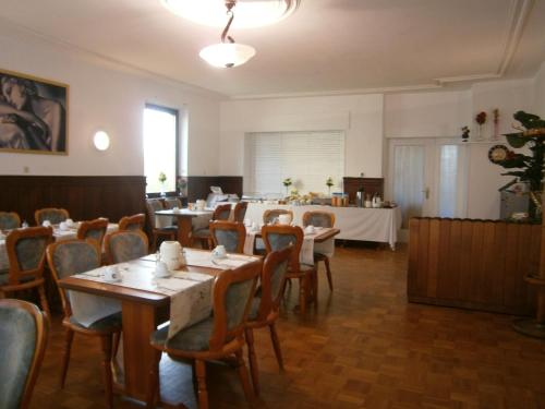 瓦尔德布龙施特劳斯酒店的一间带桌椅的用餐室和一间带桌子的房间