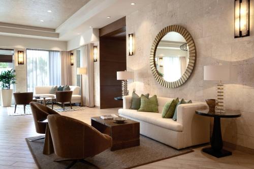奥兰多TownePlace Suites by Marriott Orlando Downtown的带沙发和镜子的客厅
