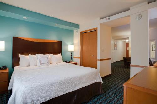 泰特斯维尔肯尼迪航天中心万豪费尔菲尔德套房酒店的酒店客房设有一张大床和一张书桌。