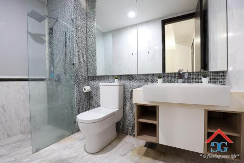 吉隆坡The Elements by Grabstay的浴室配有卫生间、盥洗盆和淋浴。