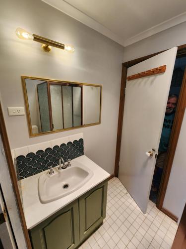 SeasprayVilletta al Mare的一间带水槽和镜子的浴室