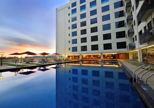 哥打京那巴鲁Ming Greenage Suite 明绿时代套房 @Kota Kinabalu 亚庇市中心的大楼前有游泳池的酒店