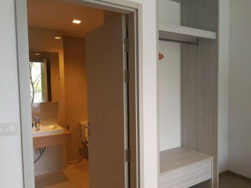 Ban Huai Sok NoiThe Valley byJT的一间带水槽和镜子的浴室