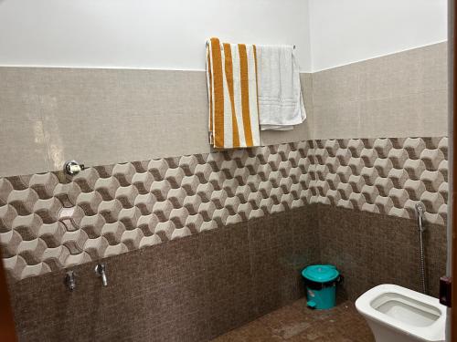 瓦加蒙SPATHODEA的一间带卫生间和水槽的浴室