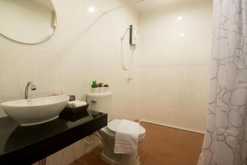 普吉镇Green Leaf Hostel的白色的浴室设有水槽和卫生间。