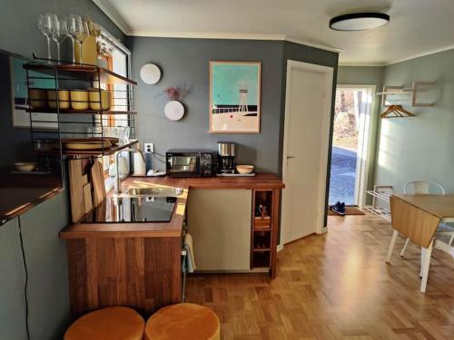 卡尔斯港Moneymountain Inn的厨房配有柜台、桌子和桌子。