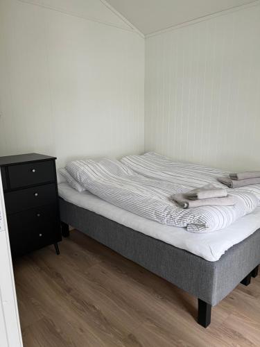 巴尔斯塔Lofoten seaview的一张床位,位于一个配有床头柜和一张四柱床的房间里
