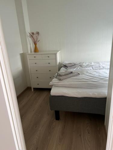 巴尔斯塔Lofoten seaview的一间卧室配有一张床和一个梳妆台